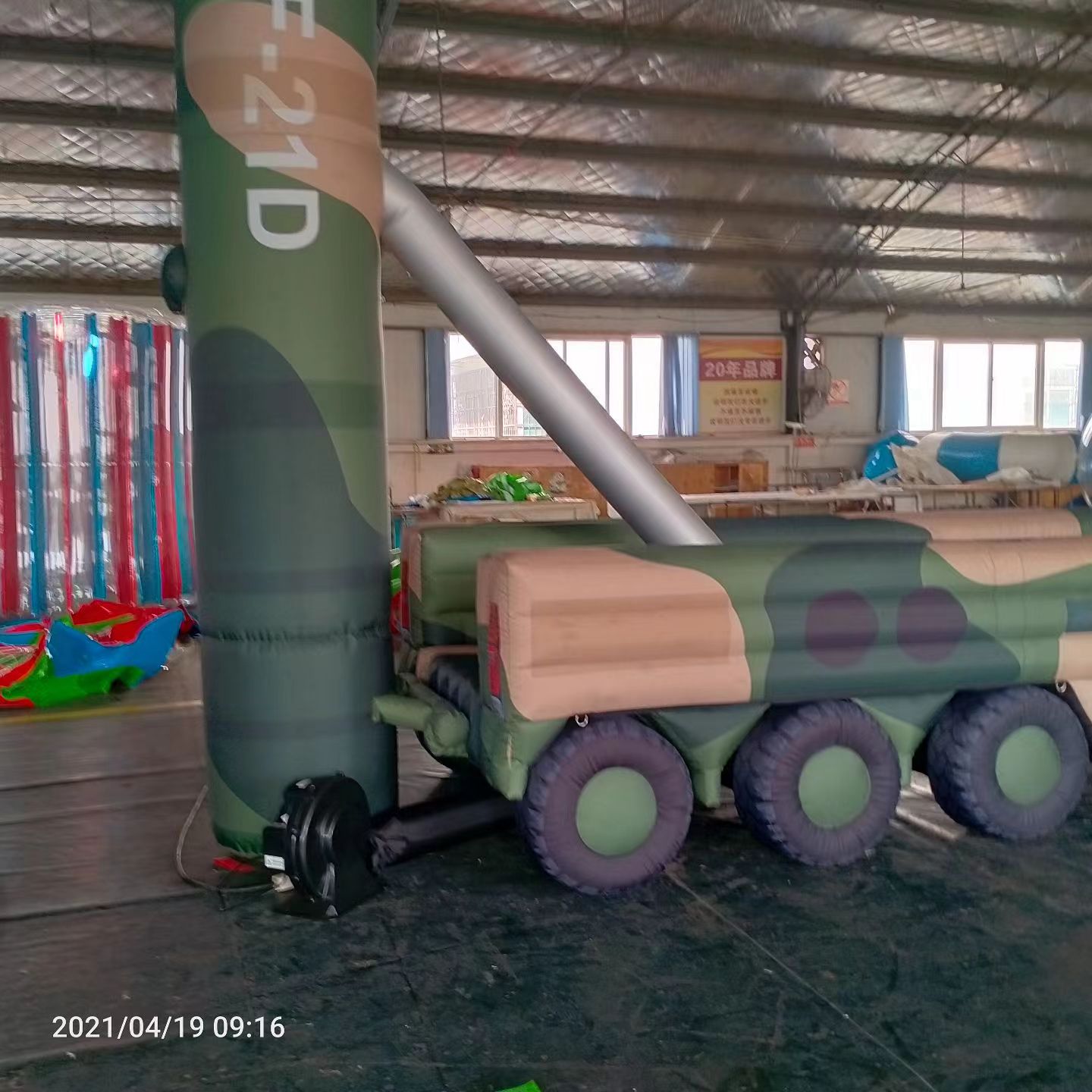 和田军事演习中的充气目标车辆：模拟发射车雷达车坦克飞机